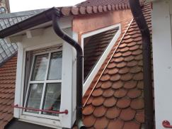 Abgeschrägtes Fenster und Sprossenfenster in weiß