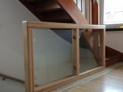 Holzgeländer für eine Treppe mit Glasschutz