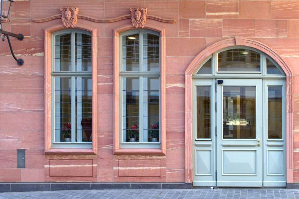 Traditionelle Haustür in der Braubachstraße in Frankfurt am Main