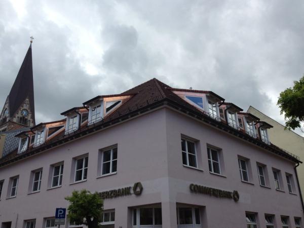 Hausansicht mit Sprossenfenster in weiß 