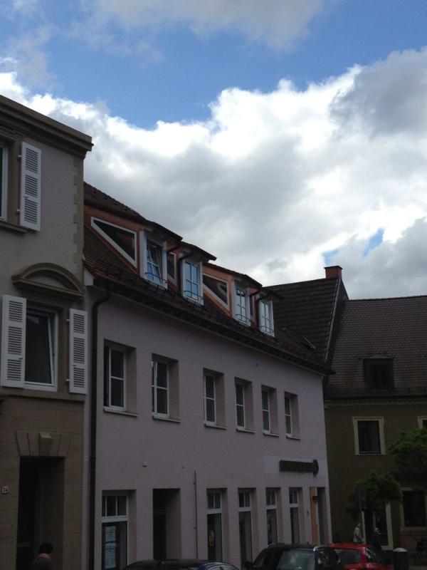 Hausansicht Reihenhaus mit Sprossenfenstern in weiß 